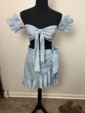 1014NWOT Light Blue Floral Two-Piece Tie Front Crop Top and Ruffle Skirt